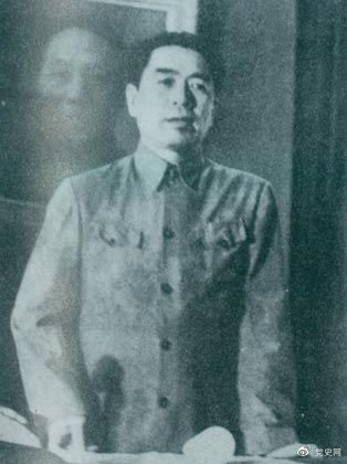 1949年7月6日，周恩来出席中华全国文学艺术工作者代表大会。图为周恩来在会上作政治报告。