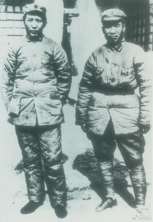 　　1937年7月7日，卢沟桥事变爆发。8日，中共中央通电全国，号召结成民族统一战线抵抗日本侵略者。图为1936年冬毛泽东和朱德在陕北。